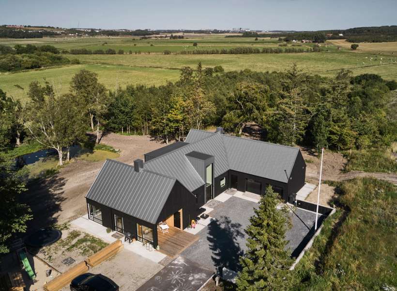 Flaget er hejst for det nye hus med det populære ståltag, Brådalvej 25, 9210 Aalborg SØ